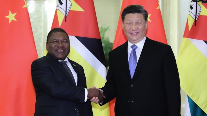 Xi Jinping conversa com presidente moçambicano