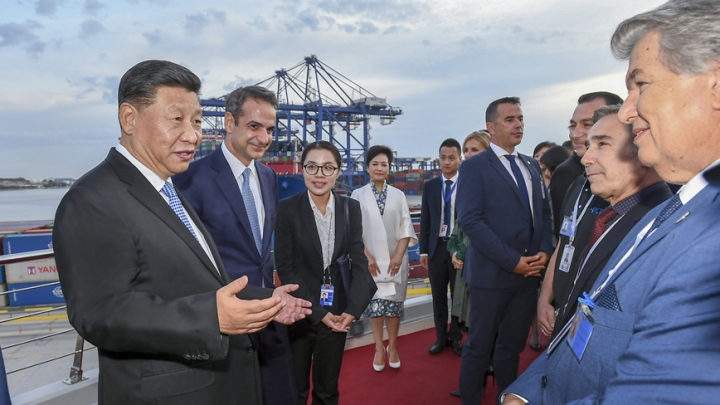 Xi Jinping e premiê grego visitam Porto de Piraeus e elogiam a cooperação sob Iniciativa do Cinturão e Rota