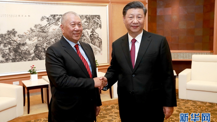 Xi Jinping reúne-se com Edmundo Ho