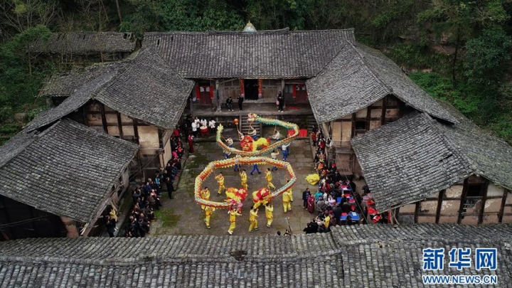 Artistas voluntários realizam a dança de dragão e leão para os moradores