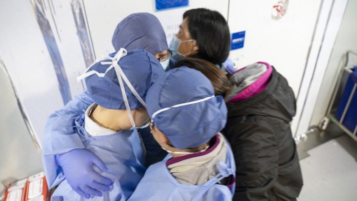 Hospital provisório em Wuhan cessa atividades em meio ao alívio da epidemia