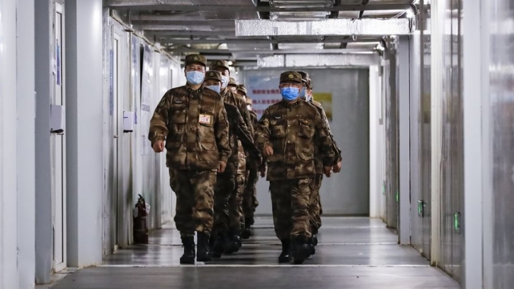 Médicos militares deixam Wuhan após completar missão de ajuda