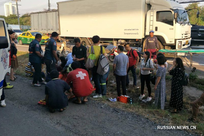 Автобус с китайскими туристами врезался во впереди идущий транспорт в Таиланде, 17 человек пострадали 