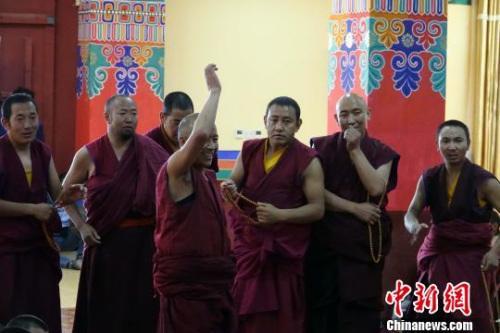 Тибет ведет активную работу по социальному обеспечению монахов