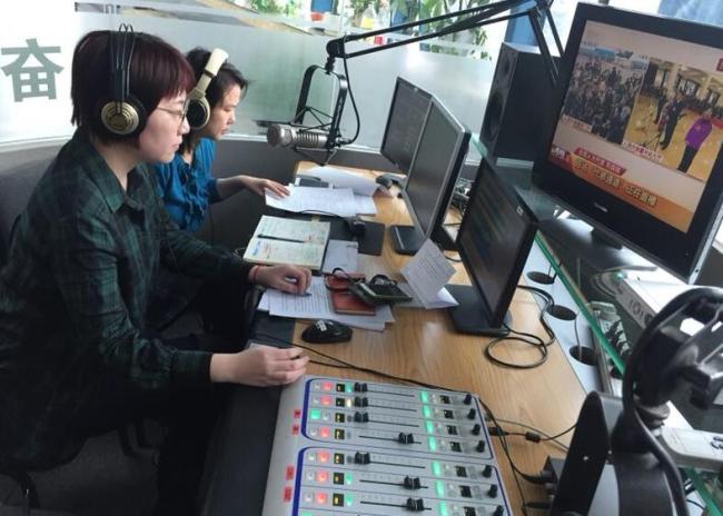 Сотрудники службы вещания на русском языке готовятся к трансляции