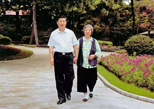 Си Цзиньпин и его мать