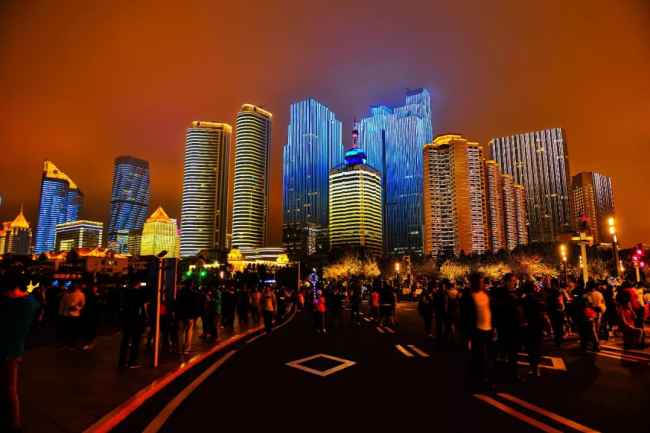 Ночной Циндао. В преддверии саммита ШОС город заиграл новыми красками, приветствуя гостей. 