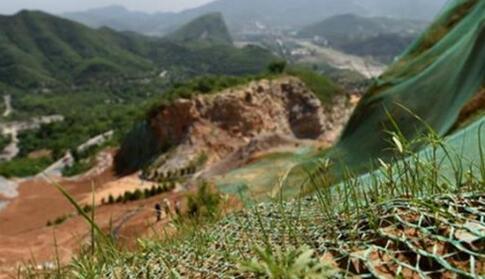 【Фоторепортаж】Время сева: бывшие рудники на окраине Пекина засаживаются травой из распылителей