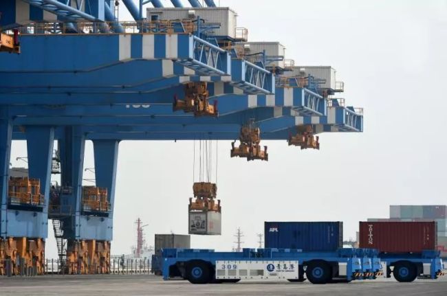 Беспилотные платформы-контейнеровозы в порту Циндао содействуют торговому сотрудничеству между странами ШОС
