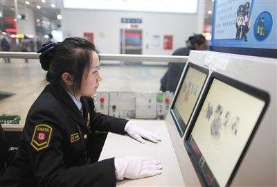 Пекин: 10 лет контролю безопасности в метро