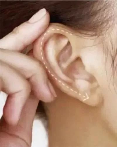 Полезная и несложная методика самомассажа: растирание ушей помогает в укреплении здоровья 