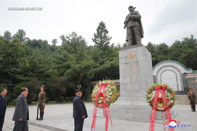 Ким Чен Ын возложил венки на кладбище китайских добровольцев 