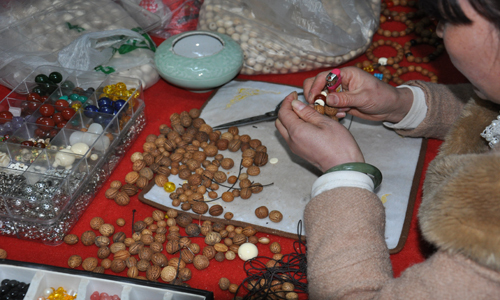 Сельчане, проживающие у подножья горы Кундун, занимаются производством изделий и переработкой косточек горного персика