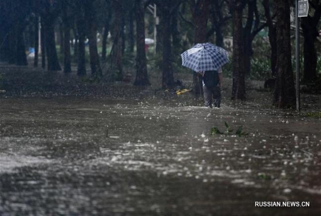 Супертайфун "Мангхут" обрушился на побережье Южного Китая