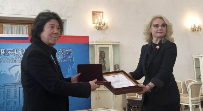 Театральному режиссеру Мэн Цзинхуэю вручена медаль Пушкина в посольстве России в Китае