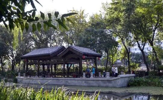 Тихий парк в самом центре Пекина