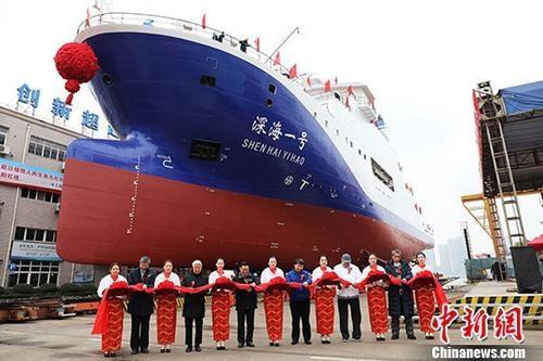 В Китае спущено на воду первое китайское судно-носитель пилотируемых батискафов "Шэньхай-1"