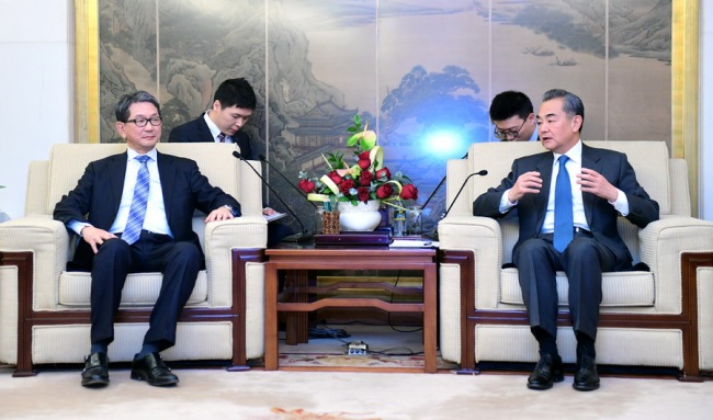 Ван И встретился с заместителем главы МИД Японии Такэо Мори