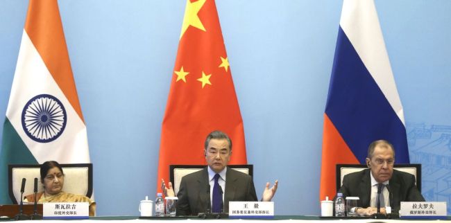 Министры иностранных дел Китая, России и Индии собрались в китайском Учжэне 