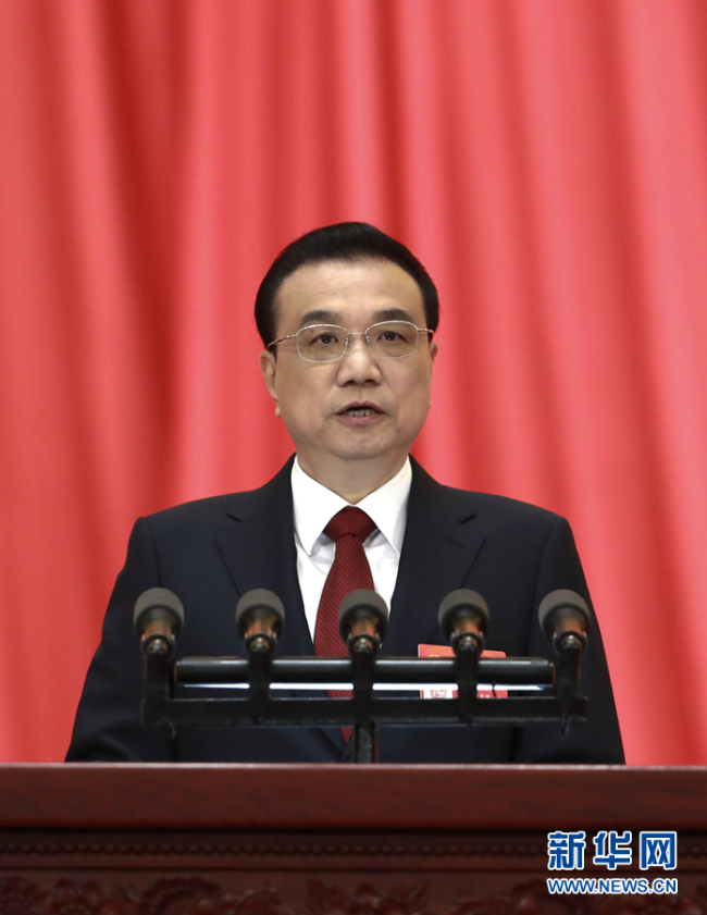 Премьер Госсовета КНР Ли Кэцян выступает с докладом о работе правительства