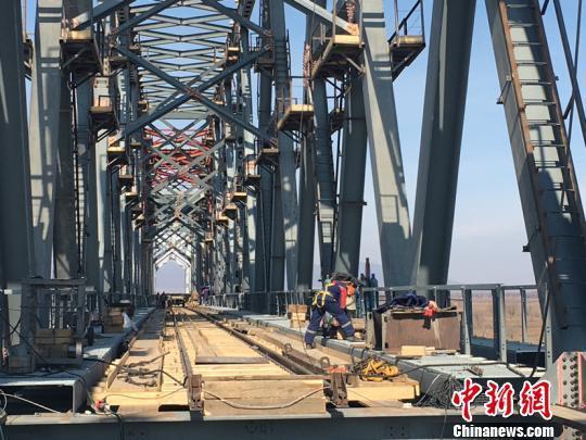 Прошло соединение двух основных блоков первого китайско-российского моста
