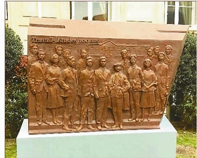 В Монтаржи установлен памятник, посвященный 100-летию с начала учебы китайцев во Франции