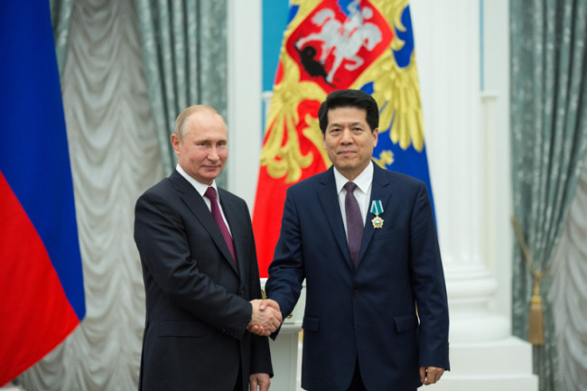 Президент России Владимир Путин вручил орден Дружбы послу КНР в РФ Ли Хуэю