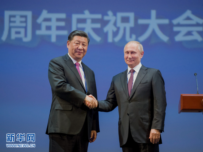 Си Цзиньпин и Владимир Путин приняли совместное участие в торжественном вечере, посвященном 70-летию установления дипломатических отношений между Китаем и Россией