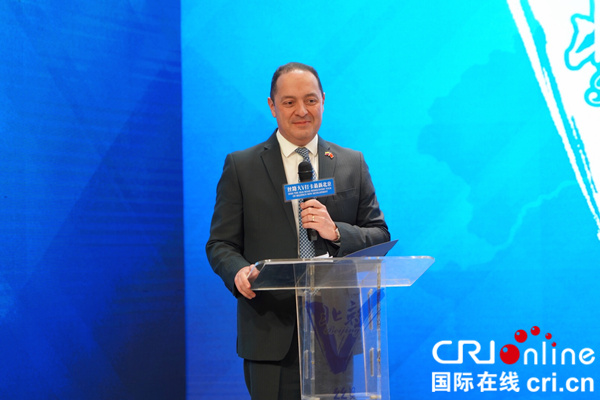 Посол Колумбии в Китае Луис Диего Монсальве (Luis Diego Monsalve) выступает с речью [Фото: Цюй И]