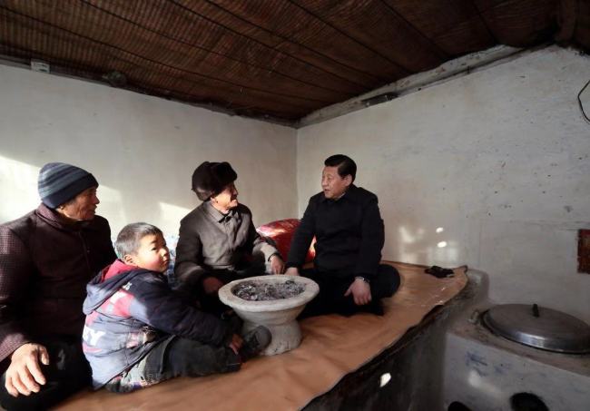 На фото: Си Цзиньпин пообщался с местными жителями в деревне Луотовань уезда Фупин провинции Хэбэй, 2012 г.