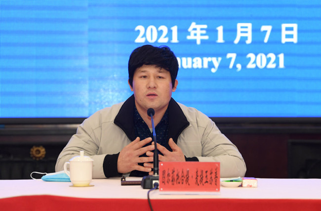 (Турсунтохт Матиюйсуб рассказывает о реальных условиях работы в Синьцзяне. Фото: Ван Чжэнь, корреспондент газеты «Синьцзян Жибао»)