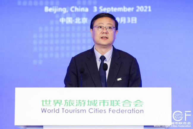 Председатель Совета Всемирной федерацией туристических городов, мэр Пекина Чэнь Цзинин выступил с речью