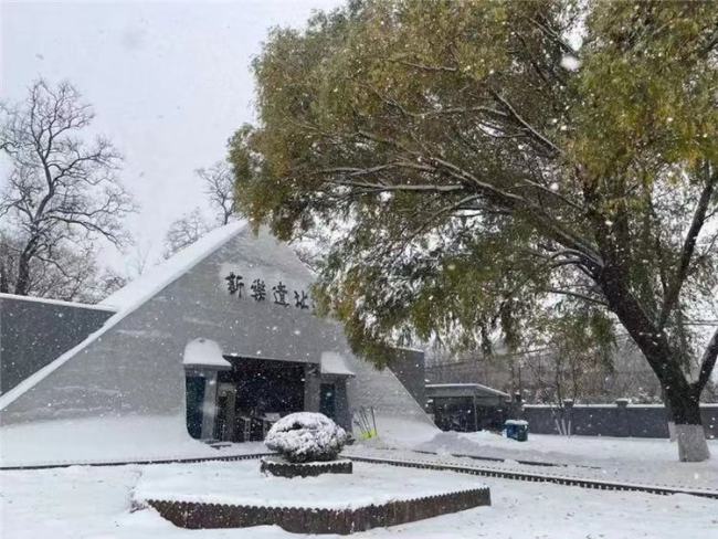На фото: Снегопад и музей реликтовой культуры Синьлэ