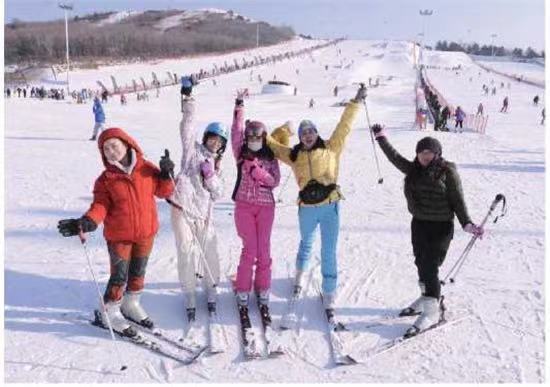 Туристы катаются на лыжах на горнолыжном курорте Гуайпо в Шэньяне. Фото предоставлено Шэньянским муниципальным бюро по культуре, туризму, радио и телевидению