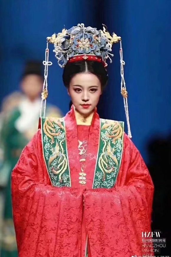 چین کے جنوبی شہر ہانگ چو میں منعقدہ فیشن ویک میں چین کی ہان قومیت کے روایتی لباس کی نمائش