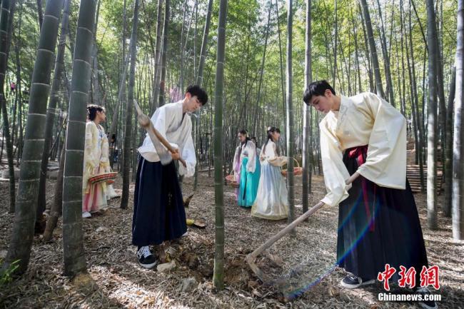 چینی شہر چانگ شا میں روایتی تہوار "شانگ سی " کے موقع پر روایتی لباس پہنے نوجوان