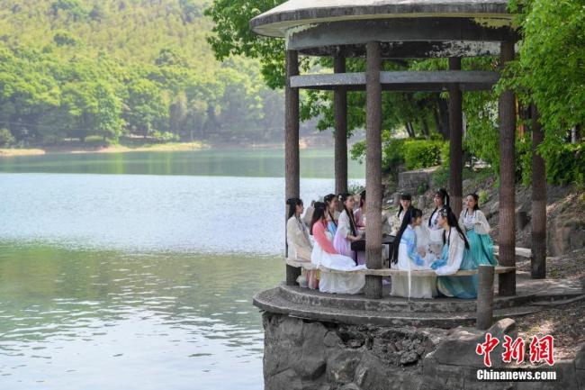 چینی شہر چانگ شا میں روایتی تہوار "شانگ سی " کے موقع پر روایتی لباس پہنے نوجوان