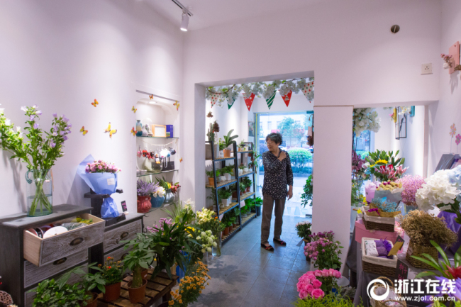 چینی شہر ہانگ چو میں دکاندار کے بغیر پھولوں کی ایک دکان کا افتتاح 
