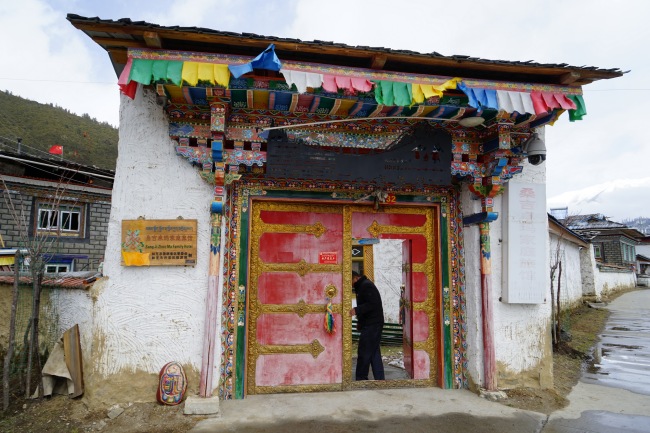 چین کے تبت خود اختیار علاقے کی لو لانگ کاؤنٹی میں سیاحتی صنعت میں ہونے والی شاندار ترقی لوگوں کی زندگی میں کافی تبدیلیاں لائی ہے