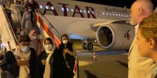 Kryeministri Rama dhe ministrja e jashtme Xhaçka duke pritur në aeroport refugjatët afganë