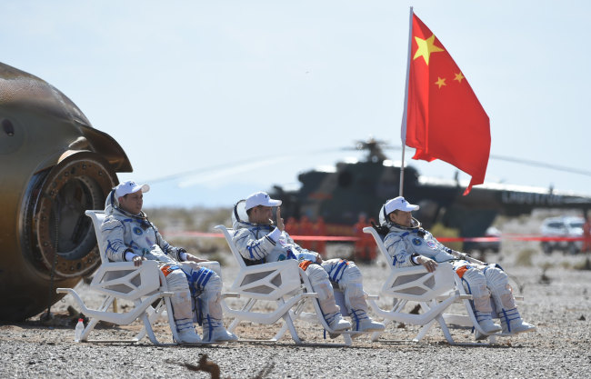 Më 17 shtator 2021, kabina e kthimit e anijes kozmike “Shenzhou-12” zbriti me sukses dhe tre kozmonautët kinezë, Nie Haisheng, Liu Boming dhe Tang Hongbo, ishin mirë me shëndet.