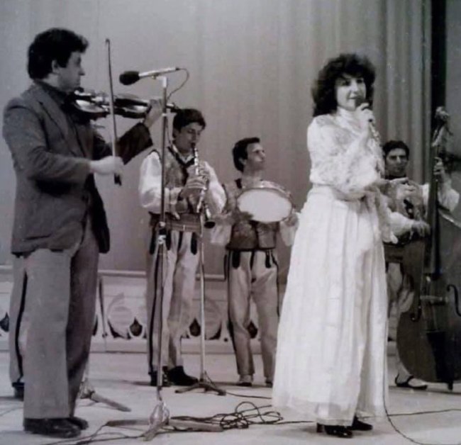 Raimonda Kamberi gjate nje koncerti ne Durres (Facebook)