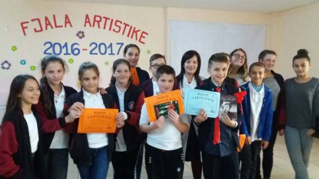 Loreta Vaso me nxënësit e saj (Facebook)