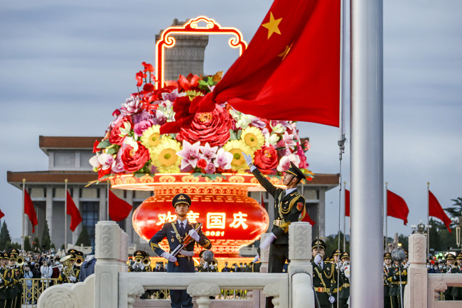 Ceremonia e ngritjes së flamurit kombëtar në sheshin Tiananmen, 1 tetor, Pekin(VCG)