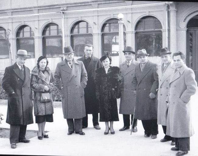 Foto e dates 21 shkurt 1938. Ernest Koliqi, Asdreni, L. Poradeci, Tefta Tashko Koço, Lola Aleksi-Gjoka (pianiste), Mikel Koliqi apo Koço Tashko