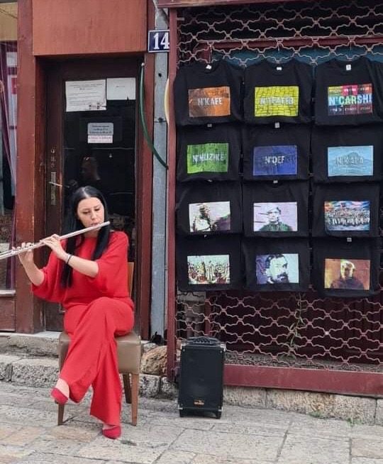 Sarana Ademi duke luajtur muzike ne flaut (Facebook)