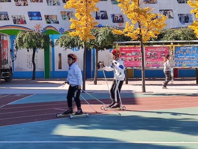 Nxënësit në shkollën fillore të Rrugës Dianchang stërviten për ski me rrota, Pekin, 21 tetor 2021./ Sim Sim Wissgott