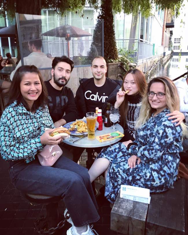 Njomza Kastrati me miqtë në Londër (Facebook)