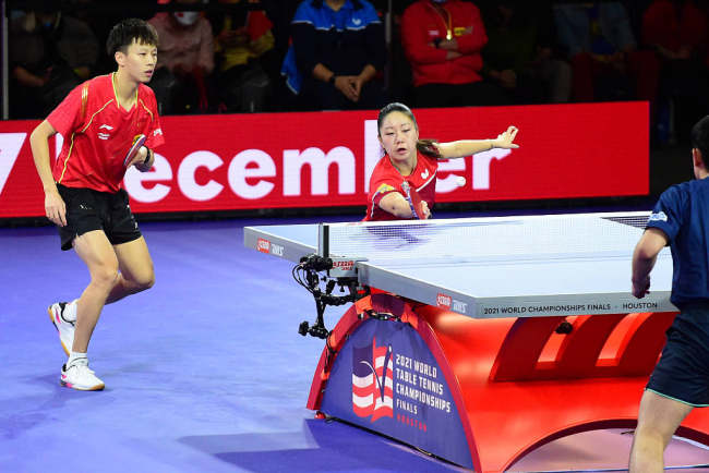 Foto: Dyshja kinezo-amerikane Lin Gaoyuan (majtas) dhe Lily Zhang gjatë gjysmëfinales dyshe të përzier në Kampionatin Botëror të Pingpongut në Hjuston të ShBA-së, 28 nëntor 2021. /CFP
