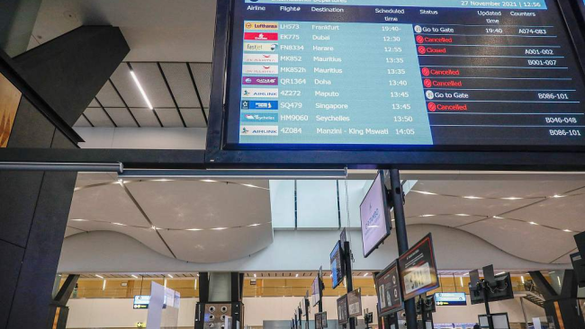 Foto: Një tabelë elektronike e njoftimeve të fluturimeve shfaq disa fluturime të anuluara në Aeroportin Ndërkombëtar OR Tambo në Johannesburg të Afrikës së Jugut, 27 nëntor 2021. /CFP
